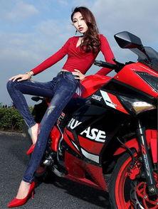 美女骑国产摩托视频网站,美女骑手演绎速度与激情