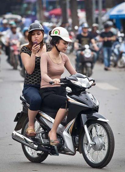 美女骑国产摩托视频网站,美女骑手演绎速度与激情