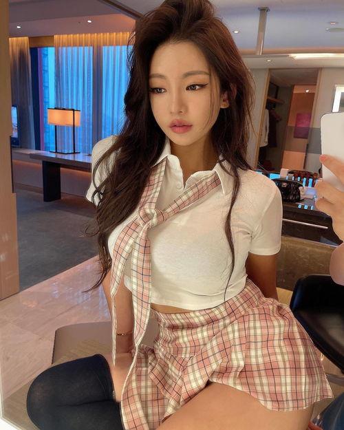 国产情趣制服自拍视频,私密自拍视频背后的时尚与禁忌  第3张