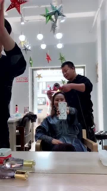 发廊国产小视频,发廊里的青春故事  第2张